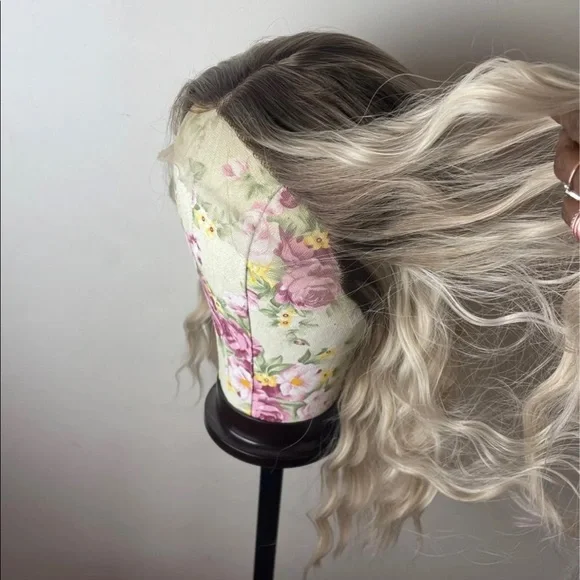 - 💫 18” PLATINUM BLONDE BROWN ROOTS WAVY LACE FRONT WIG * NEW*